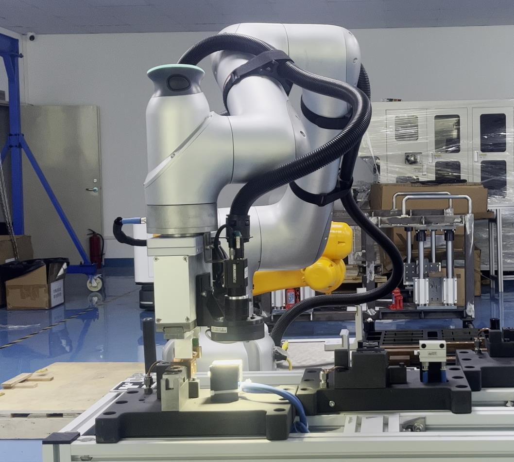 Precision gripping robot handling a part in an automated picking or workstation setup